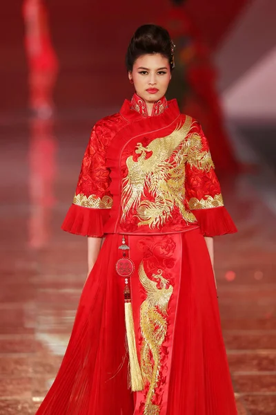 モデルは 2014 上海国際ファッション文化祭 上海で 2014 日ファッションショーで郭 Pei デザイナーによってローズ スタジオ オートクチュールの伝統的な中国の花嫁のウェディング — ストック写真