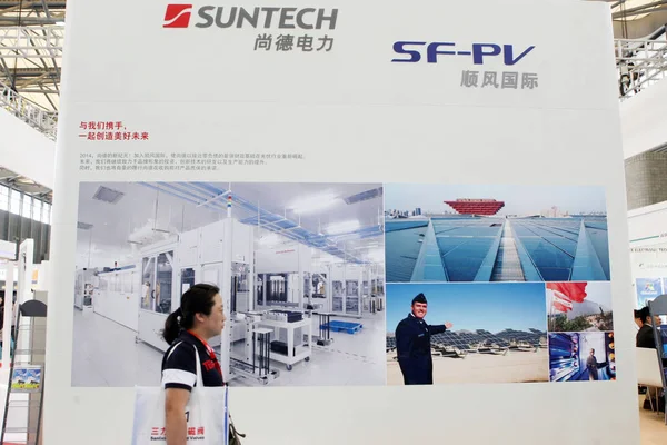Besökare Går Förbi Montern Suntech Och Shunfeng Photovoltaic Snec 2014 — Stockfoto
