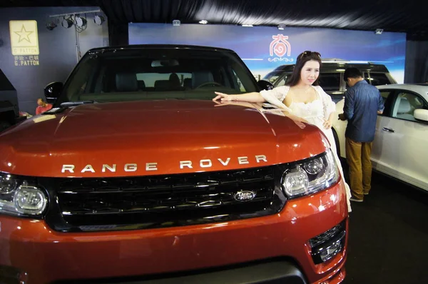 Model Poses Met Een Range Rover Suv Van Land Rover — Stockfoto