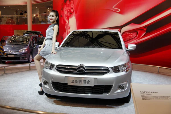 Model Pozuje Nowych Elysee Dongfeng Peugeot Citroen Podczas Shanghai International — Zdjęcie stockowe