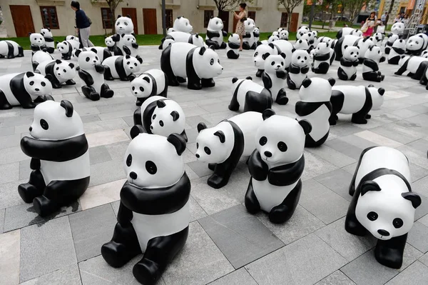 Ziyaretçiler Sergi Sırasında Bambu Yapımı Pandalar Görüntülemek Panda Şangay Jing — Stok fotoğraf
