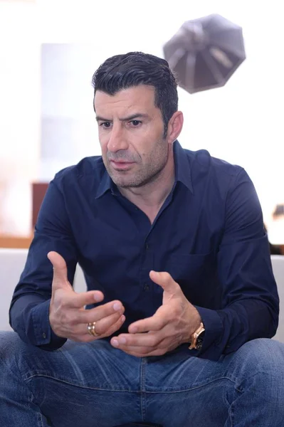 Portugisisk Fotboll Stjärnan Luis Figo Talar Vid Intervju Bazaar Mens — Stockfoto