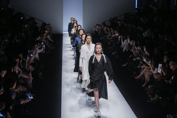 Modelli Presentano Nuove Creazioni Alla Sfilata Moda Yifang Wan Durante — Foto Stock