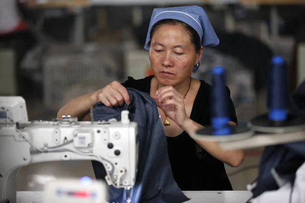 2014年6月13日 中国東部安寧省華北市の衣料品工場で 中国人労働者がヨーロッパに輸出する服を縫う女性労働者 — ストック写真