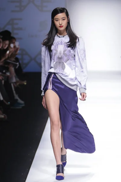 モデルは上海ファッション週秋 2014 上海で 2014 日の間に 堂のマーティンのファッションショーで新しい創造を表示します — ストック写真