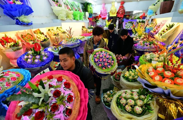 Çin Işçileri Yiwu Kentinde Bir Çiçek Dükkanında Yaklaşan Sevgililer Günü — Stok fotoğraf