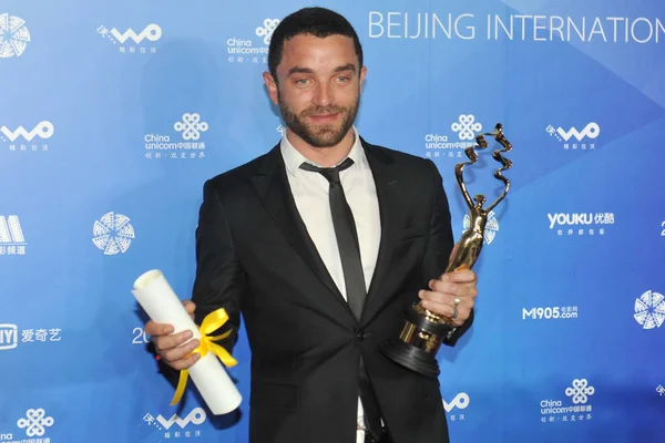 French Actor Guillaume Gouix Poses His Trophy Best Actor Award — Stock Photo, Image