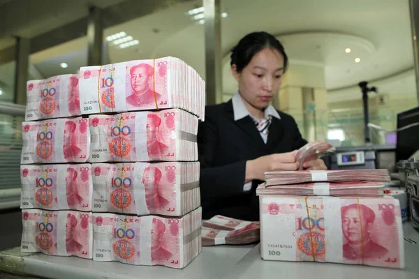 Китайський Клерк Розраховує Юанів Єни Юанів Банкноти Банку Ganyu Повіту — стокове фото