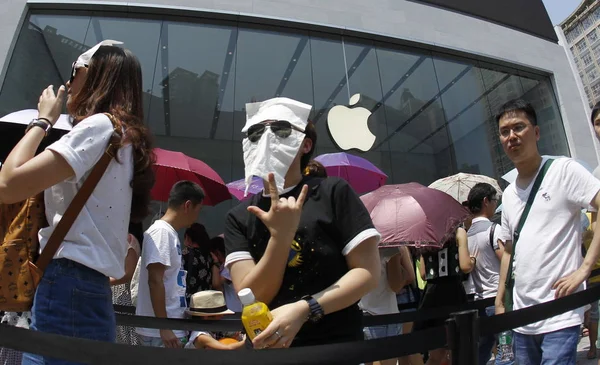 Multitud Personas Hacen Cola Frente Nuevo Apple Store Chongqing China — Foto de Stock