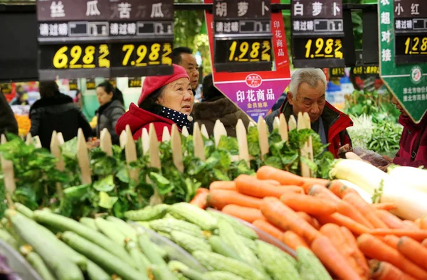顧客は Huaibei 市のスーパーマーケットで野菜の買物をします 東中国安徽州 月2015 — ストック写真