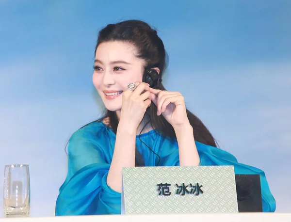 彼女の新作の映画は の記者会見で中国の女優ファン ビンビン笑顔 日未来過去の北京 2014 — ストック写真