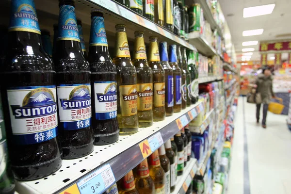 Butelki Piwa Suntory Sprzedaż Supermarkecie Szanghaju Chiny Styczeń 2014 — Zdjęcie stockowe