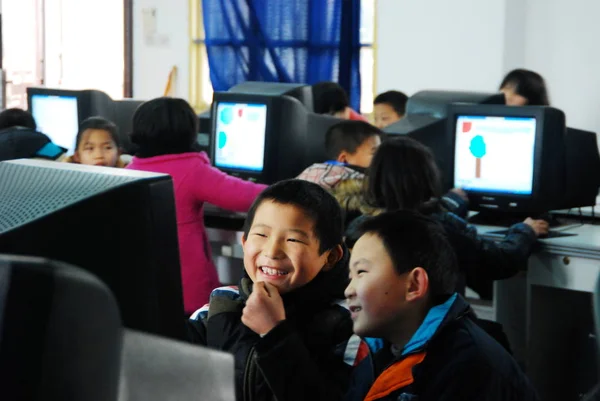 Молодые Студенты Пользуются Интернетом Настольных Компьютерах Начальной Школе Городе Цзяндэ — стоковое фото