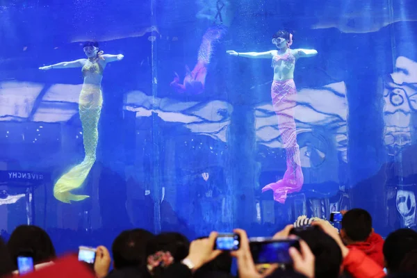 Artistas Vestidos Sereias Apresentam Gigantesco Aquário Durante Show Complexo Comercial — Fotografia de Stock