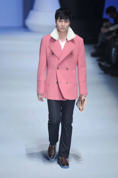 모델은 Edenbo 1991 컬렉션 패션쇼는 2014 베이징 2014 동안에 새로운 — 스톡 사진