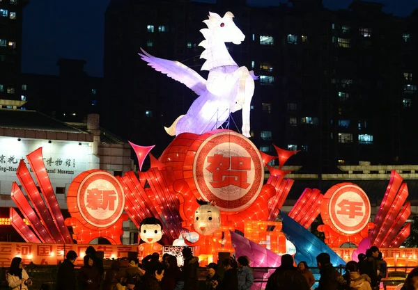Uma Lanterna Forma Cavalo Outras Lanternas São Exibidas Véspera Festival — Fotografia de Stock
