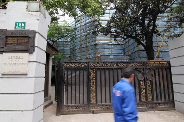 歩行者は 2014年4月29日 中国の上海で改装中の中国の資本家ロン ゾンジンとその家族のかつての邸宅を通り過ぎる — ストック写真