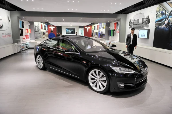 Visitatore Prova Auto Elettrica Model Presso Negozio Tesla Pechino Cina — Foto Stock