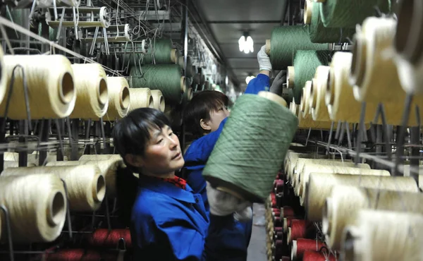Des Travailleurs Chinois Empilent Des Rouleaux Fil Dans Une Usine — Photo