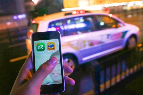 Kínai Rezidens Használ Taxi Jelzési Apps Kuaidi Dache Alibaba Balra — Stock Fotó