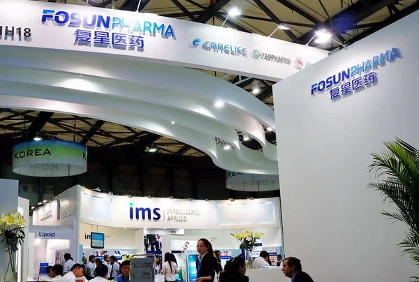 People Visit Stand Fosun Pharma Subsidiary Fosun International Ltd Exhibition — Stock Photo, Image