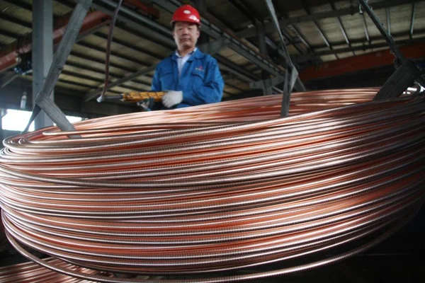 Čínský Dělník Zpracovává Produkce Stočený Měděných Trubek Továrně Městě Nantong — Stock fotografie