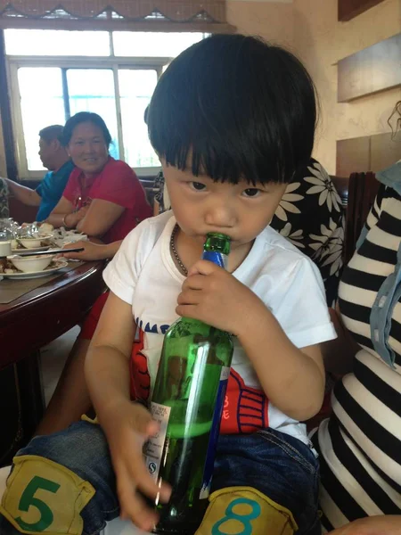 Éves Kisgyermek Cheng Cheng Nibbles Egy Üveg Sört Egy Család — Stock Fotó