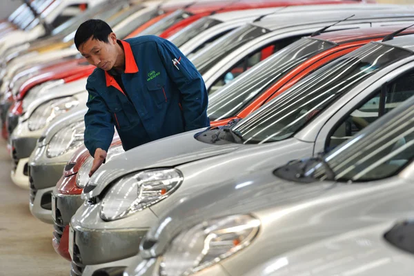 Китайский Рабочий Осматривает Новые Электромобили Продажи Автозаводе Shandong Wido New — стоковое фото