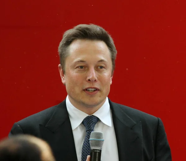 Elon Musk Ceo Tesla Motors Inc Berbicara Selama Upacara Pengiriman Stok Lukisan  