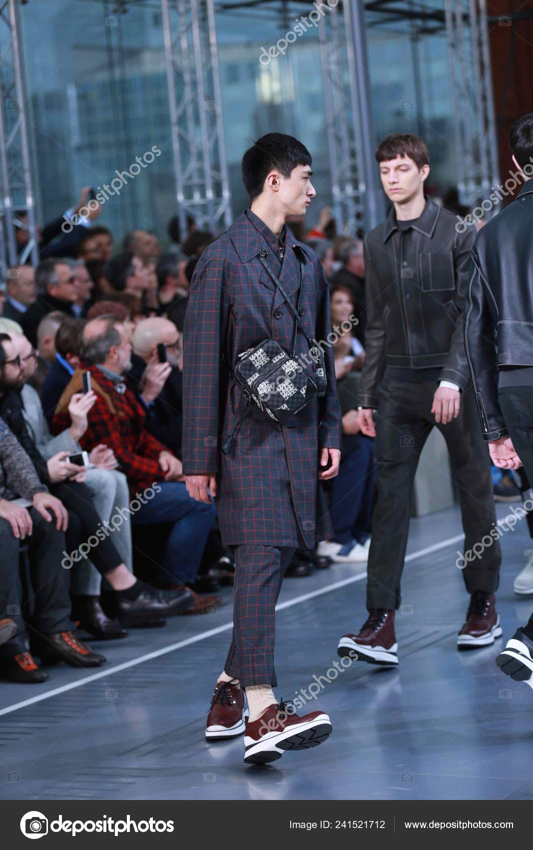 モデルは パリのファッションウィーク 2015 秋冬パリ メンズ 2015 日中にルイ ヴィトンのファッションショーで新しい作品を表示します ストックエディトリアル用写真 C Chinaimages 241521712