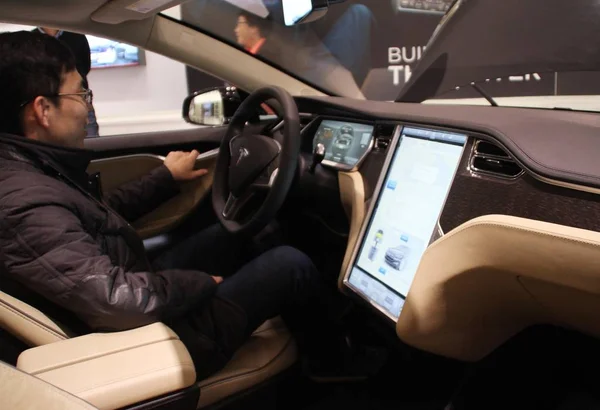 Látogató Próbálja Model Elektromos Autó Kijelzőn Tesla Boltban Peking Kína — Stock Fotó