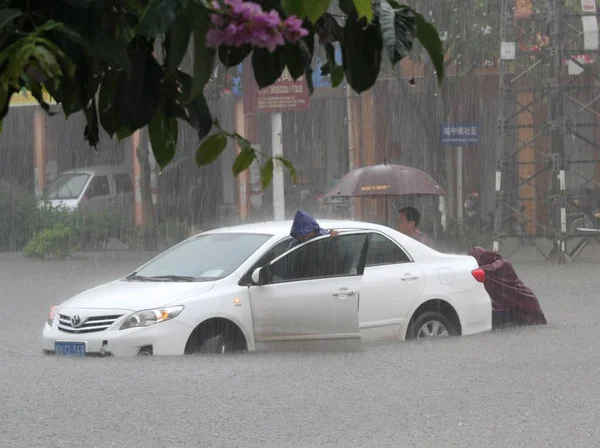 Local Chinese Residents Push Car Flooded Road Caused Rainstorms Qinzhou — Stock Photo, Image