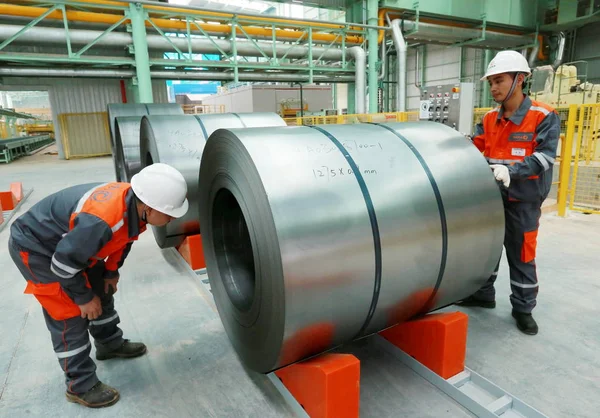 Werknemers Controleren Nieuw Gemaakte Rollen Staalrollen Fabriek Van Valin Arcelormittal — Stockfoto