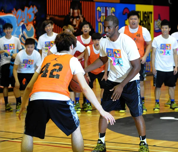 American Basketball Player Chris Paul Front Right Challenges Fan Instructional — Stock Photo, Image