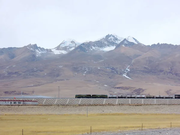 Trem Carga Viaja Qingzang Qinghai Tibete Ferroviária Sudoeste Região Autônoma — Fotografia de Stock