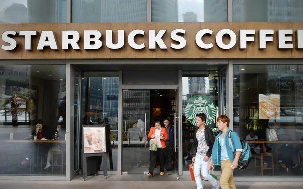 Customers Leave Starbucks Coffee Cafe Pudong Shanghai China October 2013 — Stock Photo, Image