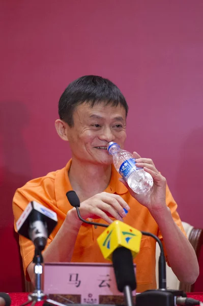 Jack Yun Ordförande Alibaba Group Dricker Flaska Evergrand Våren Mineralvatten — Stockfoto