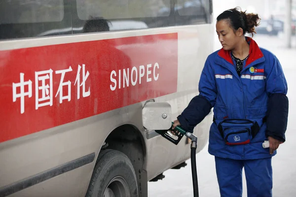 Plik Chiński Pracownik Tankowaniach Autobus Stacji Benzynowej Sinopec Huaibei City — Zdjęcie stockowe
