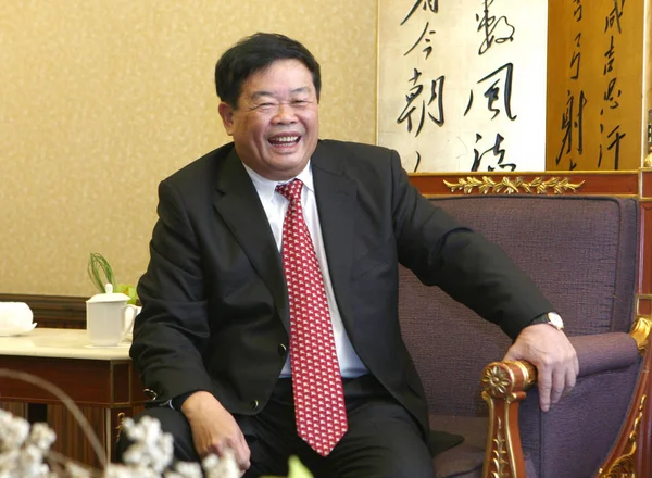2012年1月7日 中国上海福耀玻璃工业集团有限公司董事长曹德旺在慈善活动上笑称 — 图库照片