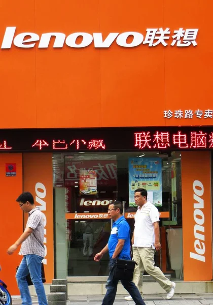 Yayalar Yichang Lenovo Bir Mağaza Nın Yanından Yürümek Orta Çin — Stok fotoğraf