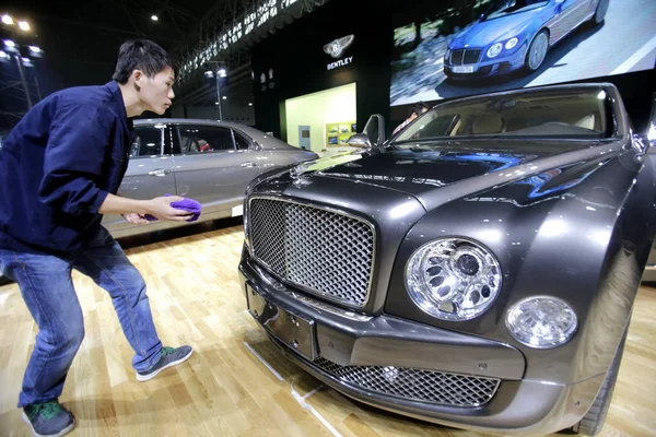 Empregado Limpa Bentley Mulsanne Stand Bentley Durante Uma Exposição Automóveis — Fotografia de Stock