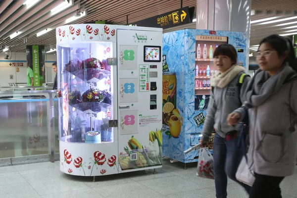 Metro Riders Walk Flower Vending Machine Peoples Square Subway Station — Stock Photo, Image