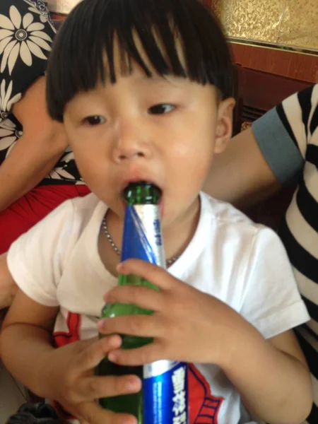 Year Old Toddler Cheng Cheng Nibbles Bottle Beer Family Party — Stock Photo, Image