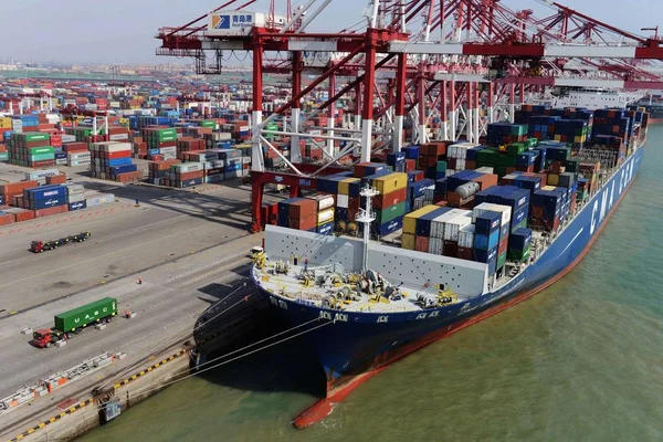 Navio Porta Contentores Atracar Cais Porto Qingdao Cidade Qingdao Leste — Fotografia de Stock