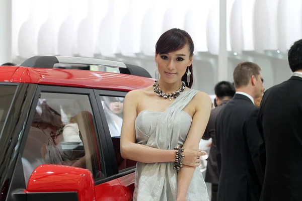 2011年4月19日在中国上海举行的第14届上海国际汽车工业展览会 被称为2011年上海汽车 一款性感模特与汽车合影 — 图库照片
