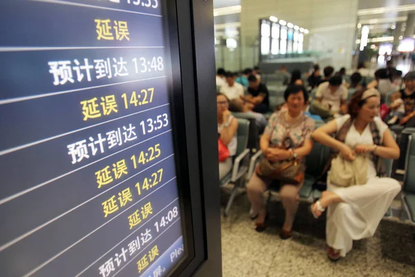 Cestující Čekat Čekací Hale Mezinárodní Letiště Hongqiao Kvůli Lety Byl — Stock fotografie