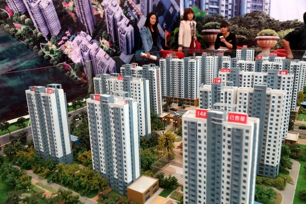 2014年3月8日 中国中部河南省许昌市房地产交易会上 中国购房者关注住宅公寓项目的住房模型 — 图库照片