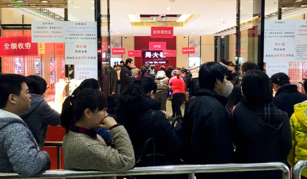 Kunder Utanför Butik Chow Tai Fook Shanghai Kina December 2013 — Stockfoto