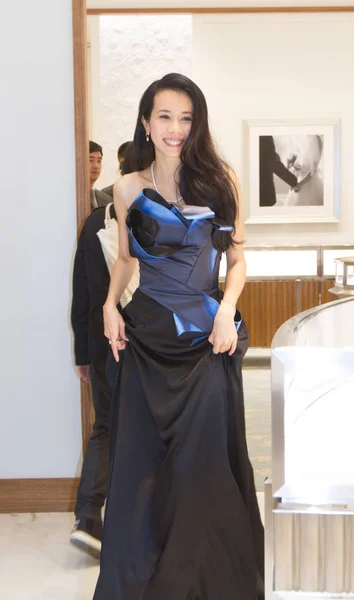 香港の歌手および女優カレン モクは成都市に新しいティファニー 株式ストアの開会式で笑顔を見せる西南中国四川省 2014 — ストック写真