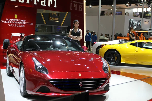 Bir Model Ile Bir Ferrari California Pekin Uluslararası Otomotiv Fuar — Stok fotoğraf